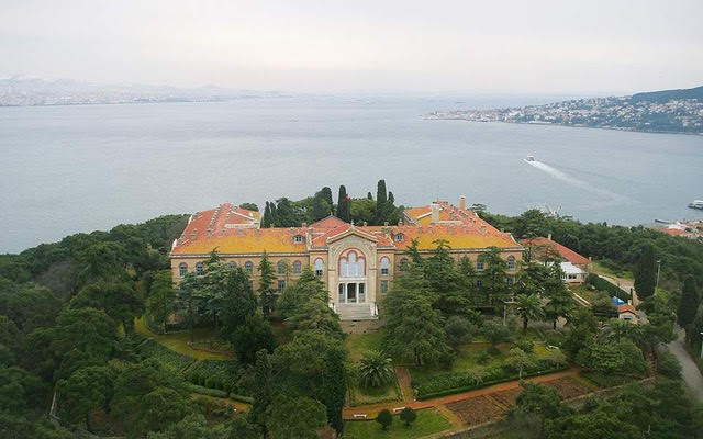 Σκόνη, σκαλωσιές και υποσχέσεις…Η Χάλκη ετοιμάζεται να ξανανοίξει